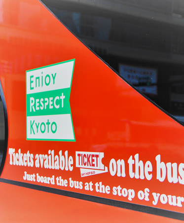 車体に掲出した啓蒙ステッカー